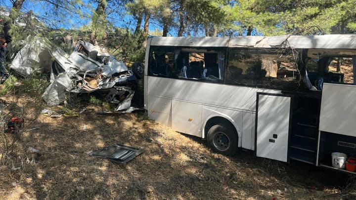 Aydın'da korkunç kaza! Tur otobüsü ile minibüs çarpıştı: 2 kardeş hayatını kaybetti, 9 yaralı