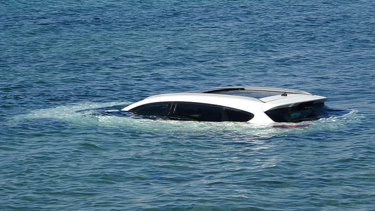 Çanakkale'de el freni çekilmeyen otomobil denize düştü