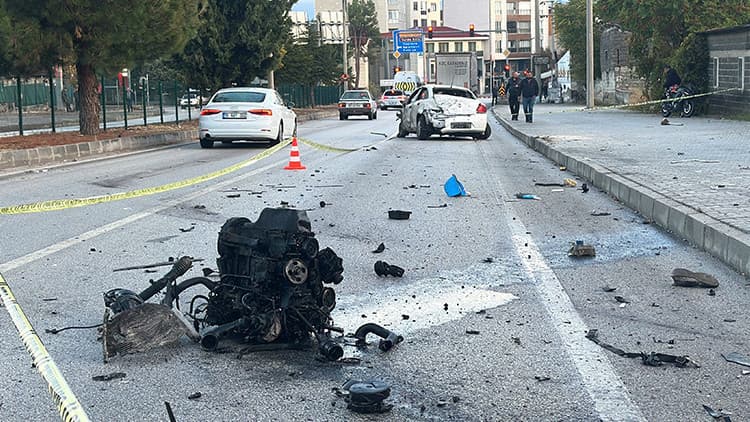 Burdur'da iki aracın çarpıştığı kazada motor yerinden fırladı: Ortalık savaş alanına döndü