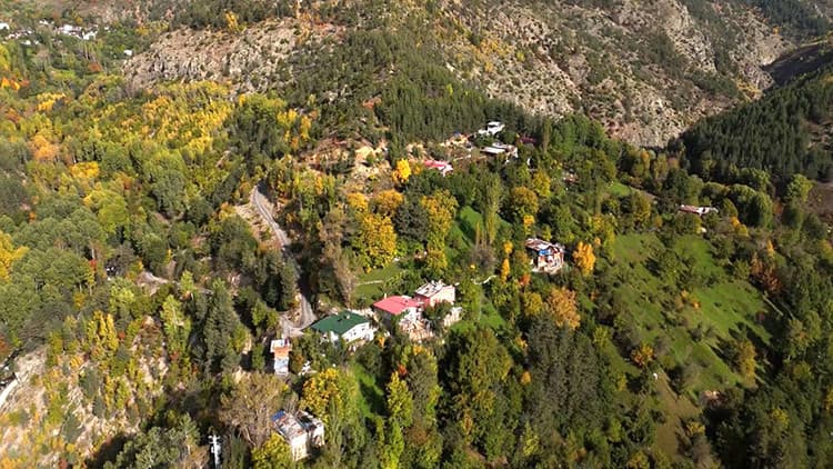 Artvin'de kayalıklar üzerine kurulu dağ köyü sonbaharda renk cümbüşüne büründü