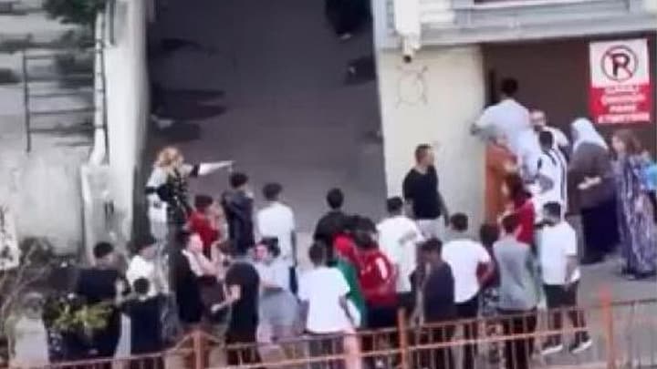 Çocukları 'Kuş göstereceğim' yalanıyla kandırmaya çalıştılar! Mahallelinin saldırdığı şüpheliler kendilerini otoparka kilitledi
