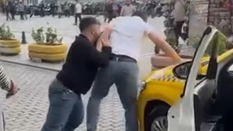 İstanbul’da taksicilerin yolcu kavgası: tekme ve yumruklar havada uçuştu