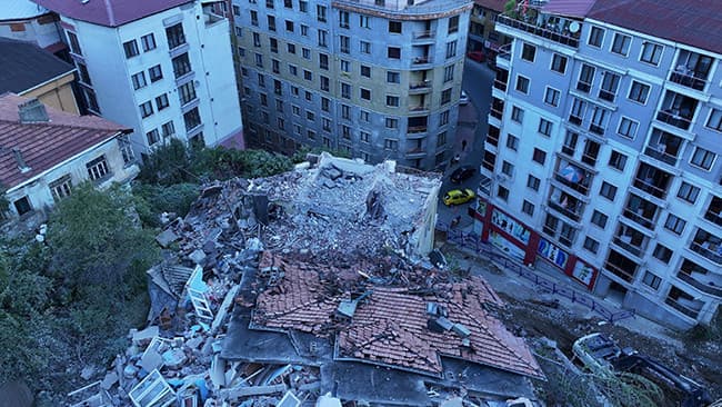 Zonguldak'ta çöken bina böyle görüntülendi