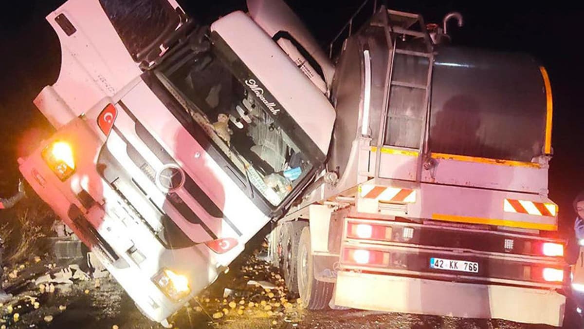 Aynı yönde giden Tanker ile TIR çarpıştı: Sürücü kabinde can verdi