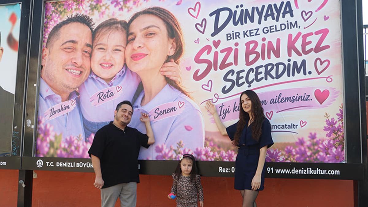 Eşine ve kızına olan sevgisini kentin billboardlarına taşıdı: Dünyaya bir kez gelsem sizi bin kez seçerdim