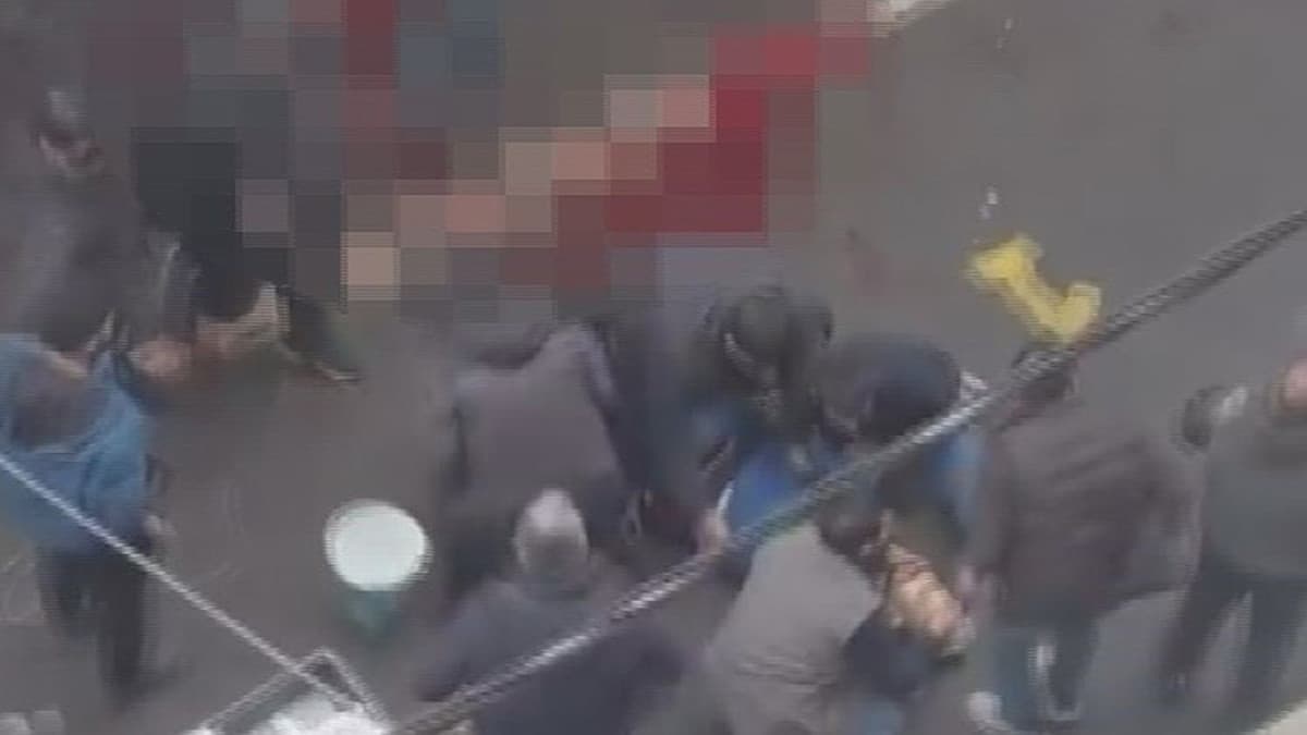 Pazar yerinde 'tezgah' kavgası kanlı bitti: Biri çocuk 6 kişi bıçaklandı