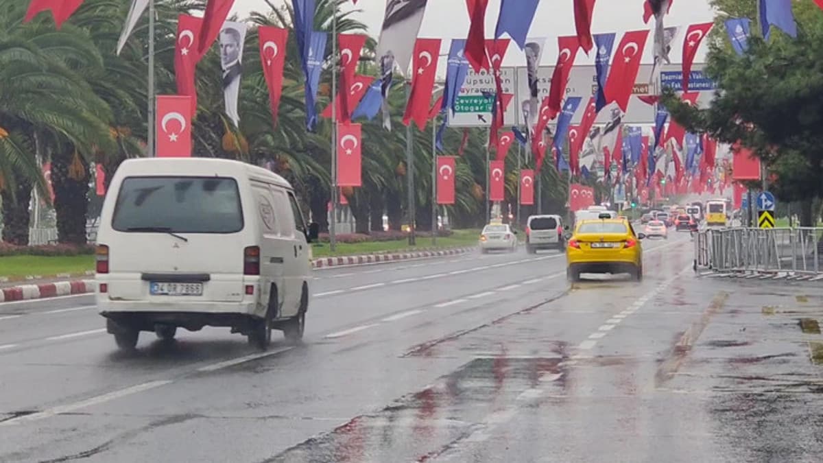 İstanbul'da 29 Ekim nedeniyle kapatılan yollar trafiğe açıldı