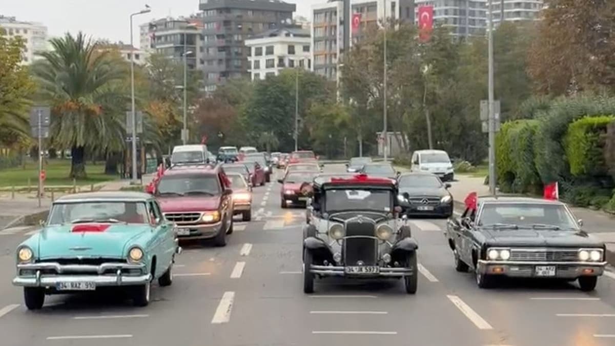 Kadıköy'de klasik otomobillerle 29 Ekim Cumhuriyet Bayramı korteji