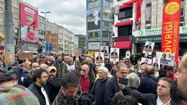 Gazeteciler baskı ve sansüre karşı Kadıköy'de toplandı: Çok sayıda kentte eş zamanlı eylem