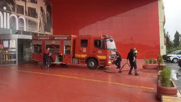 AVM'deki teknoloji mağazasında yangın: Girişler kapatıldı
