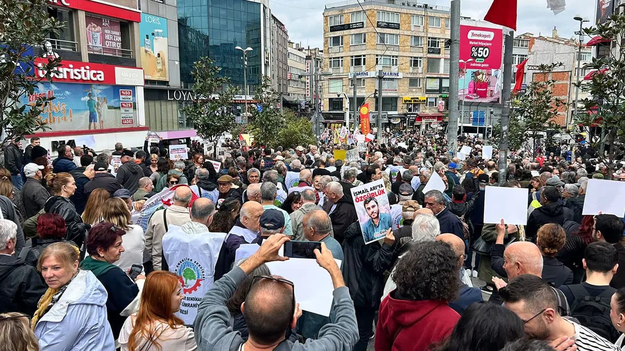 Kadıköy'de yüzlerce kişi baskılara karşı yürüdü: Tutuklu gazeteciler için 'Burada!' sesleri yükseldi