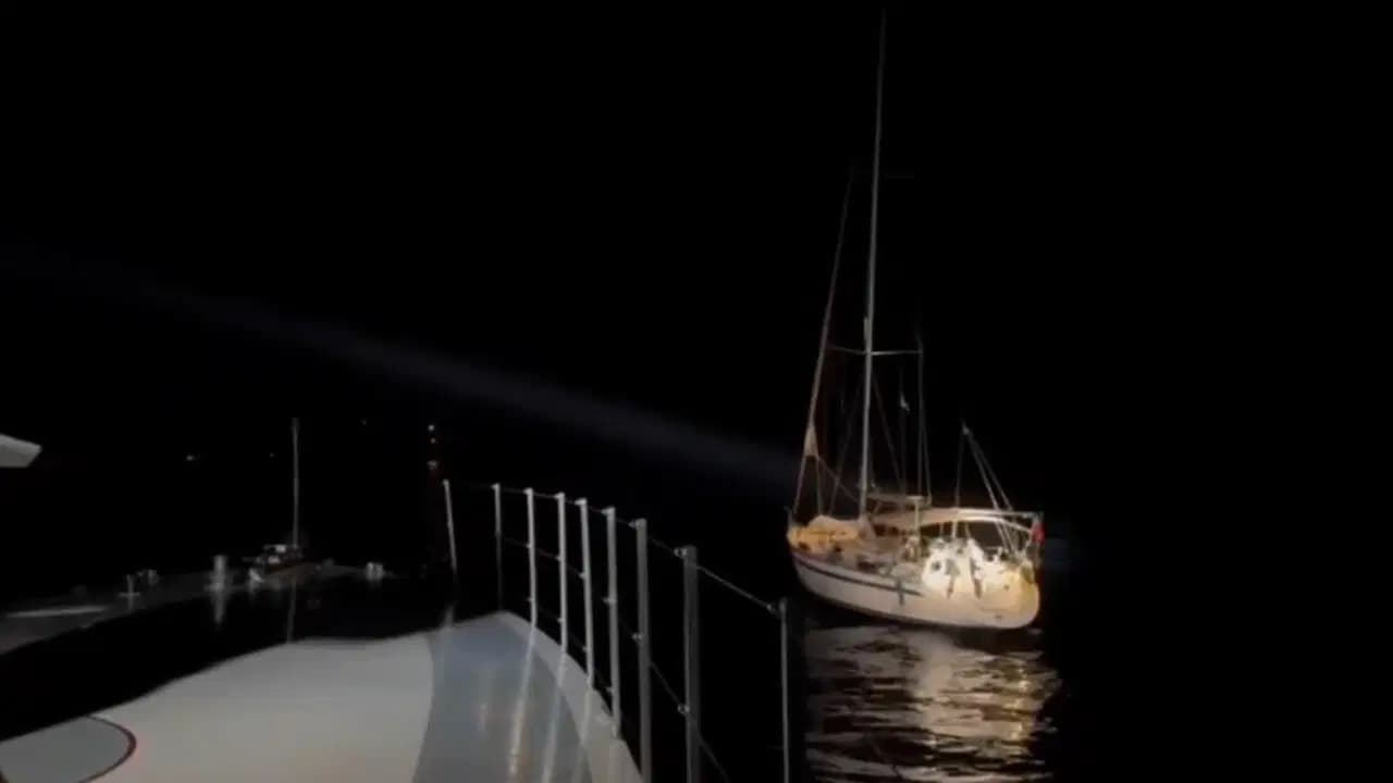 Yelkenli teknede 11 kaçak göçmen ile 2 göçmen kaçakçısı yakalandı