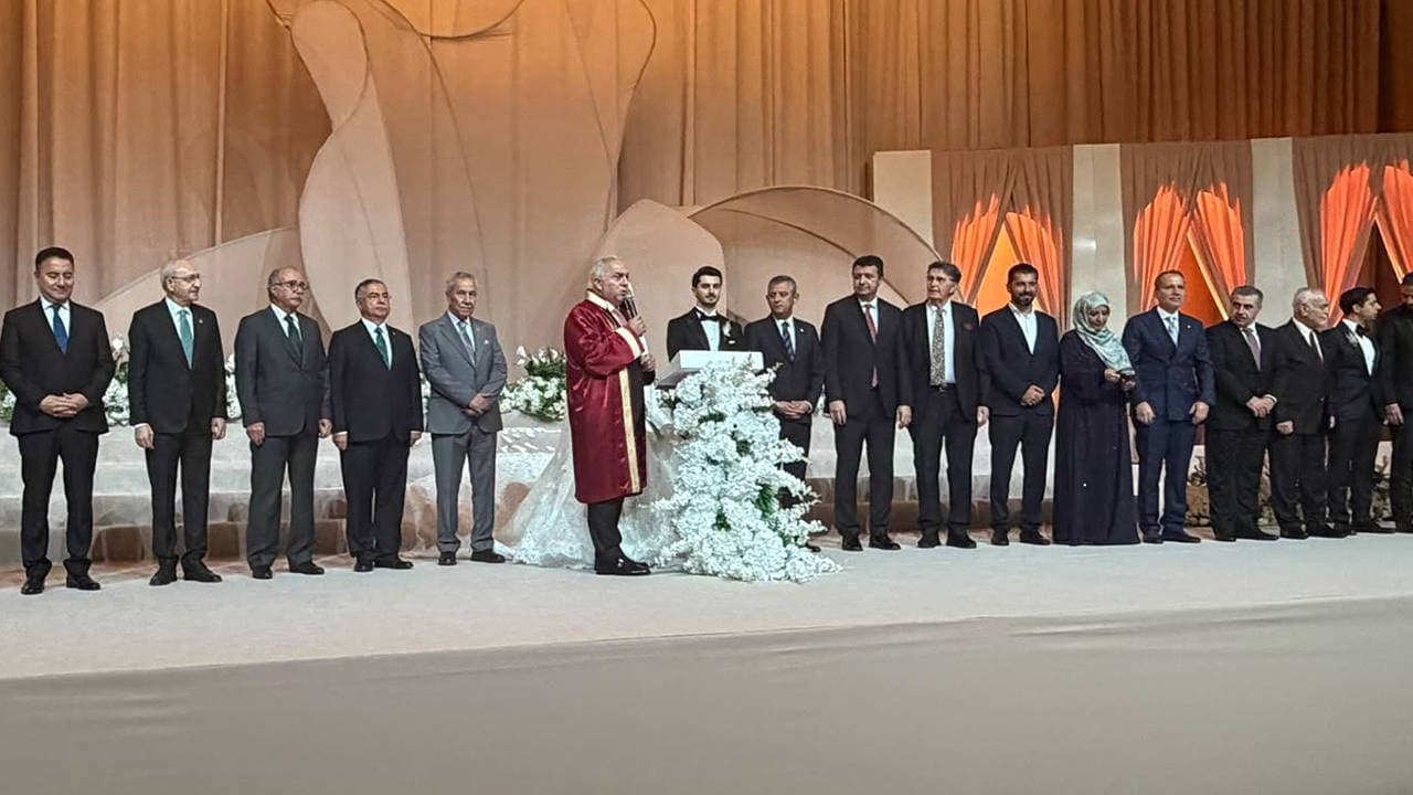 Davutoğlu'nun oğlunun nikâh töreninde neler yaşandı? Erdoğan katılmadı, Özgür Özel ve Kılıçdaroğlu selamlaşmadı...