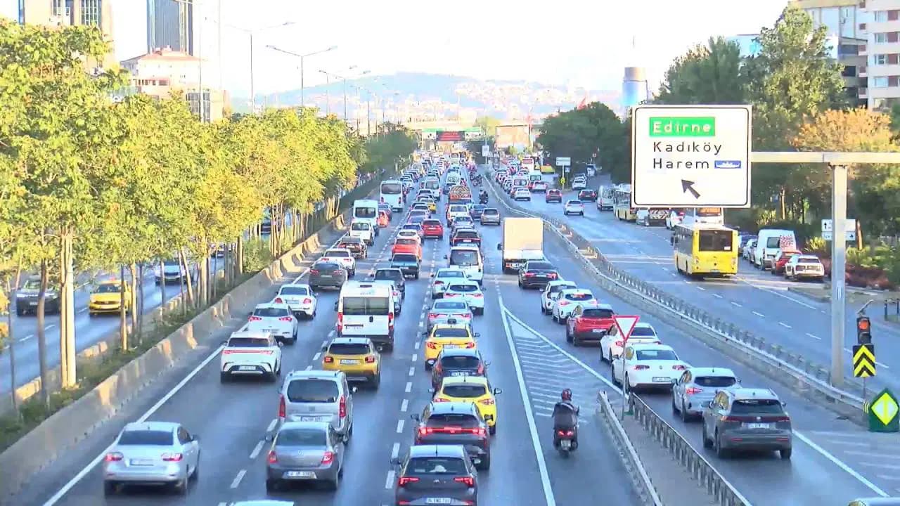 Yeni eğitim öğretim yılı başladı: Trafik yoğunluğu başladı