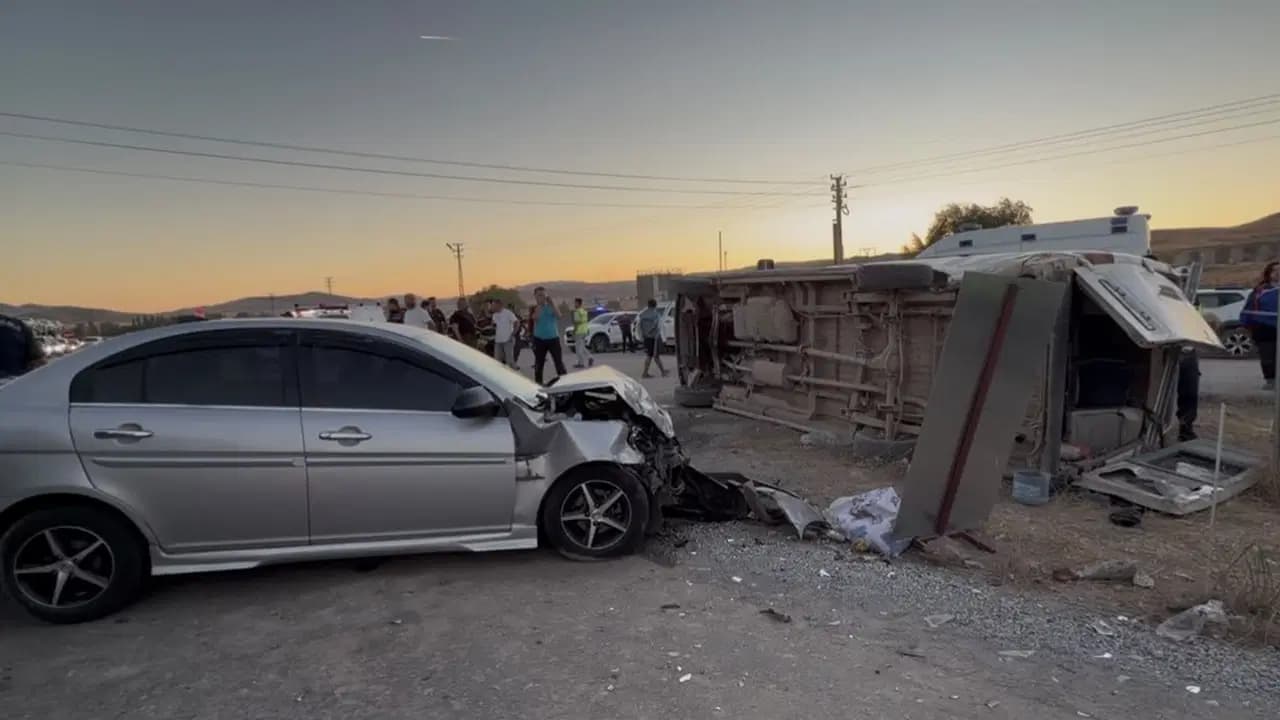 Kırıkkale’de işçi servisi ile otomobil çarpıştı: 14 yaralı