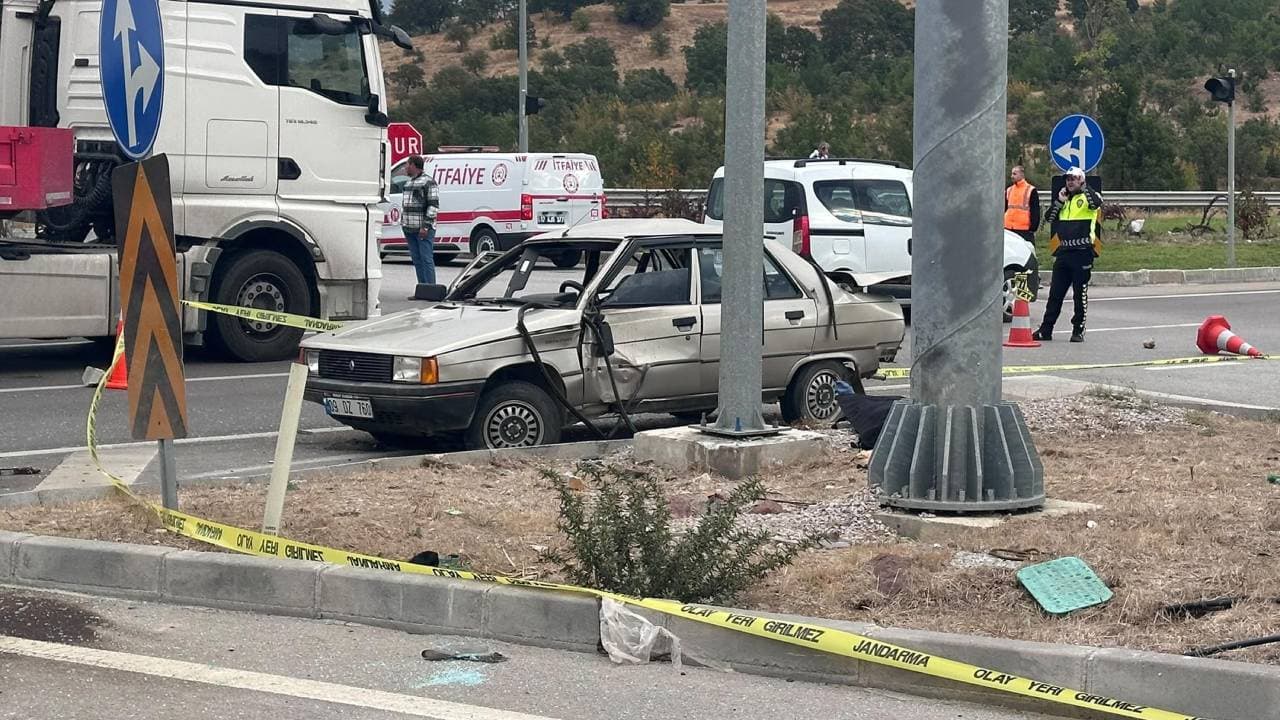 Çanakkale'de yolcu otobüsüyle otomobil çarpıştı: 2 ölü