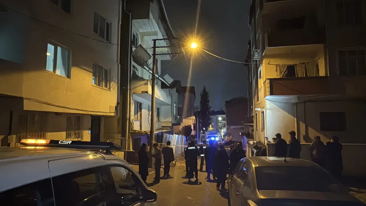 Boşaltılan binada balkon çöktü: Sokak giriş-çıkışa kapatıldı