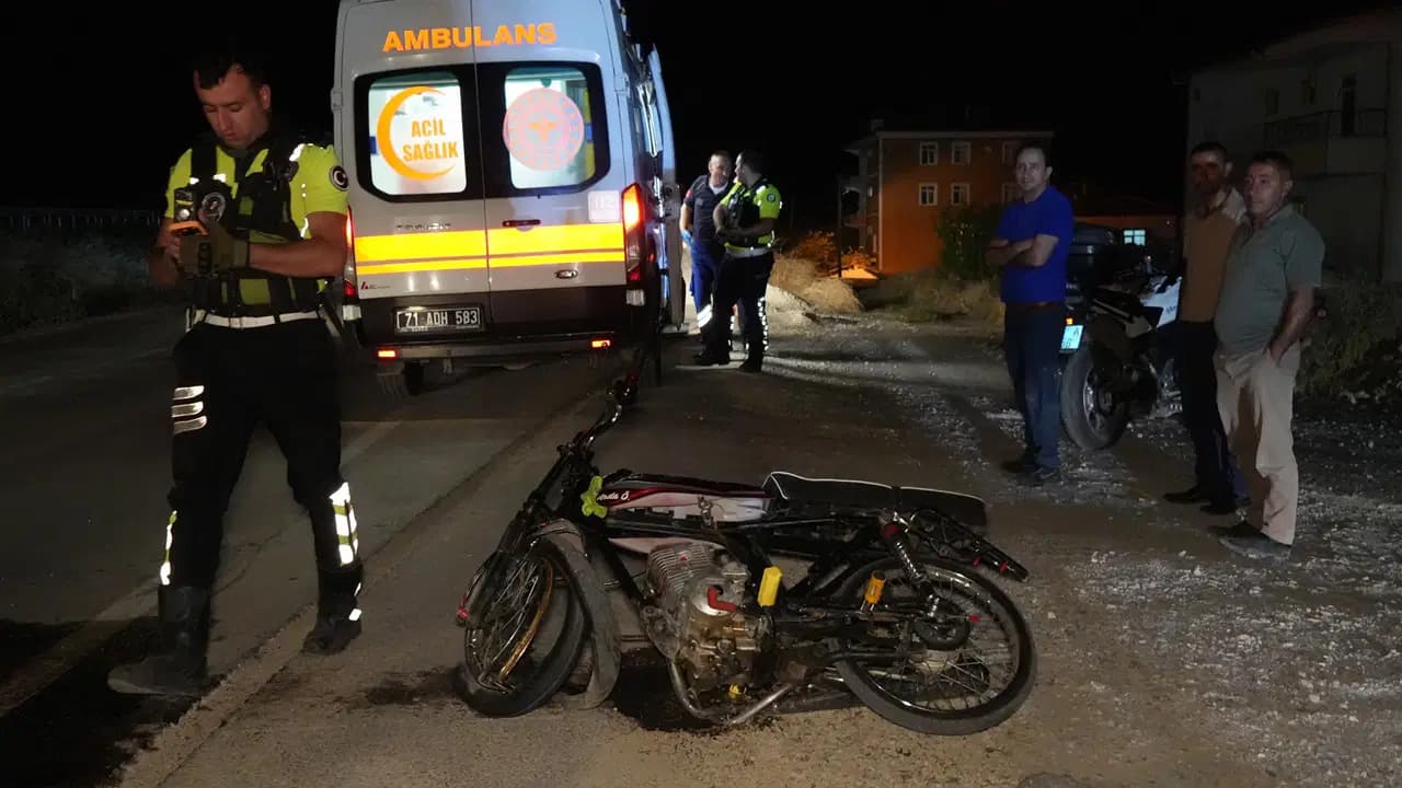 Trafik levhasına çarpan motosiklet hurdaya döndü: 2 yaralı