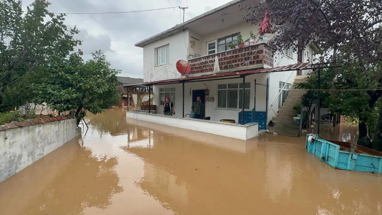 Sakarya'yı sağanak yağış vurdu, dere taştı: Su baskınları yaşandı