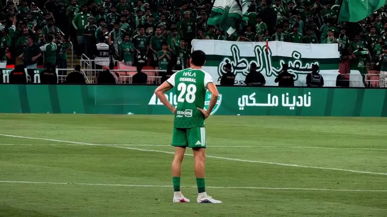 Rakip soyunma odasına gitti: Merih Demiral'dan kendisiyle ilgili yapılan paylaşıma sert tepki