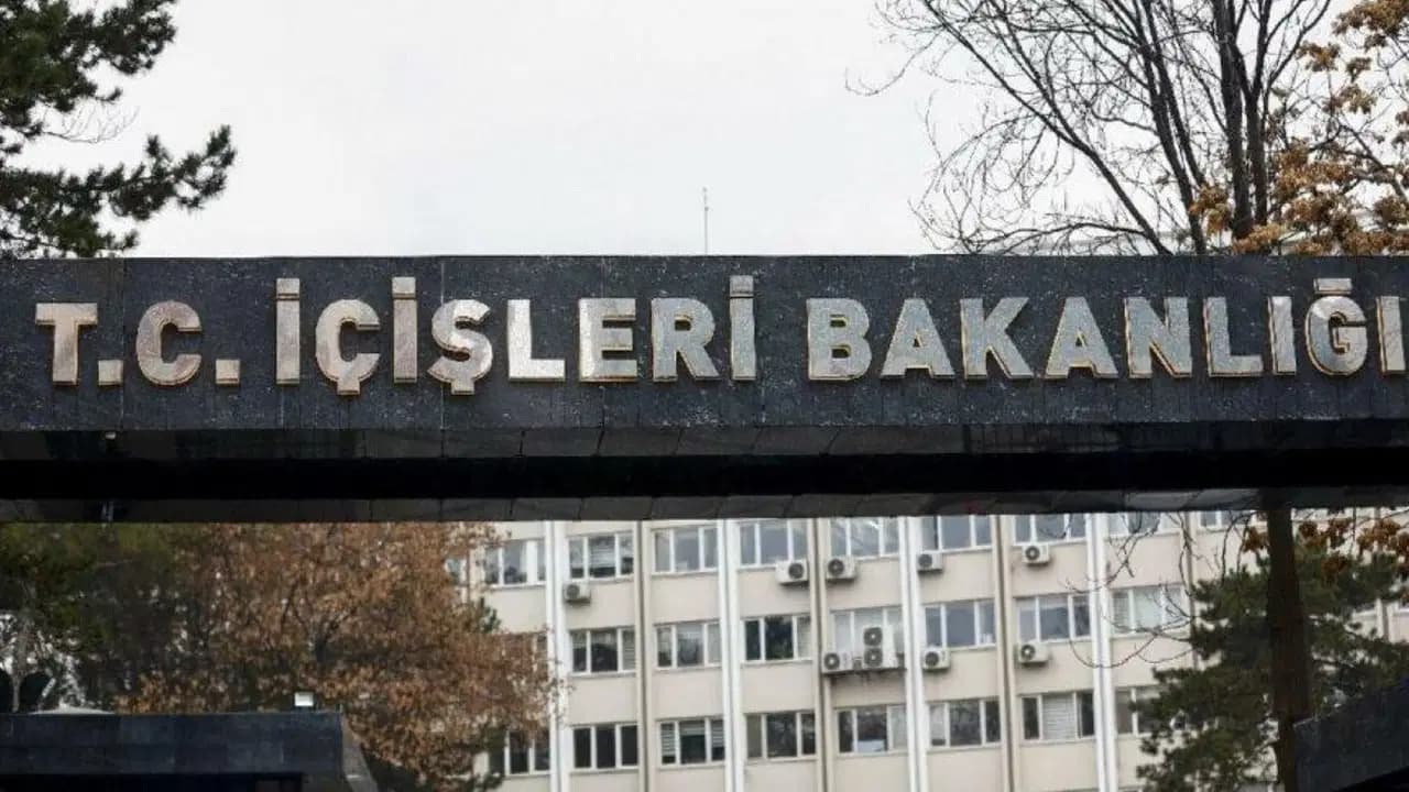 İçişleri açıkladı: 29'u kırmızı bültenli 76 suçlu Türkiye'ye iade edildi
