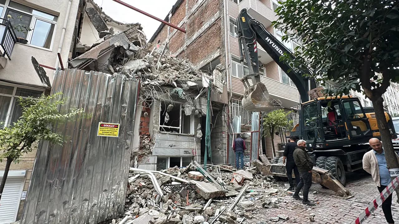 Beşiktaş’ta yıkım sırasında binada çökme: Yan taraftaki bina tahliye edildi!