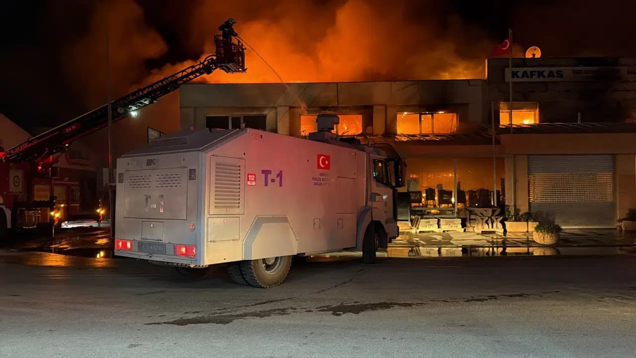 Eskişehir’deki bir işletmede yangın: TOMA da destek verdi