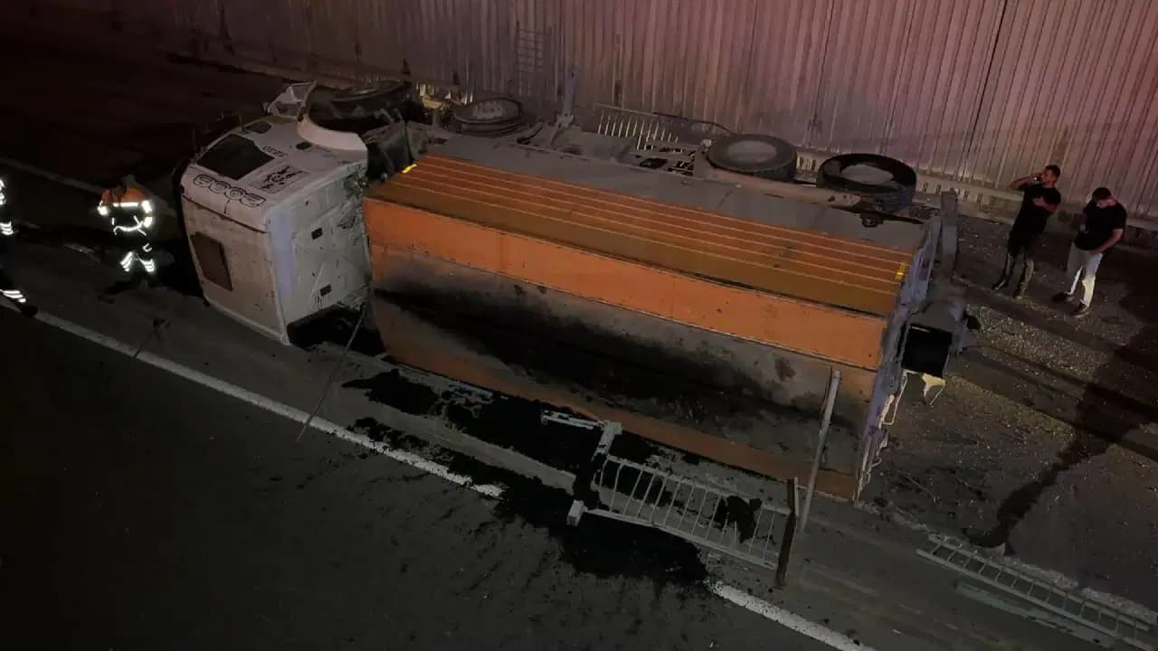 İstanbul'da feci kaza... İBB'ye ait yol asfalt kamyonu alt geçit yoluna düştü
