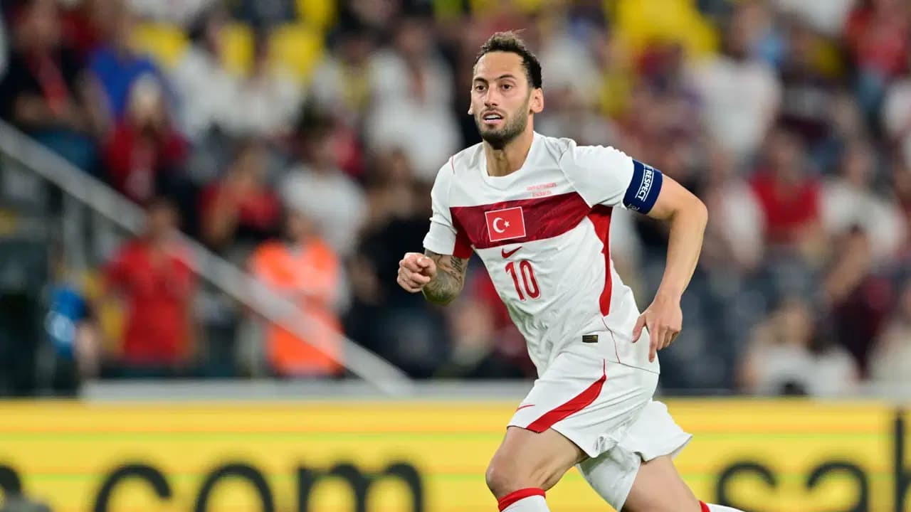 Hakan Çalhanoğlu Türkiye - İtalya maçında neden yok? Hakan Çalhanoğlu sakat mı?