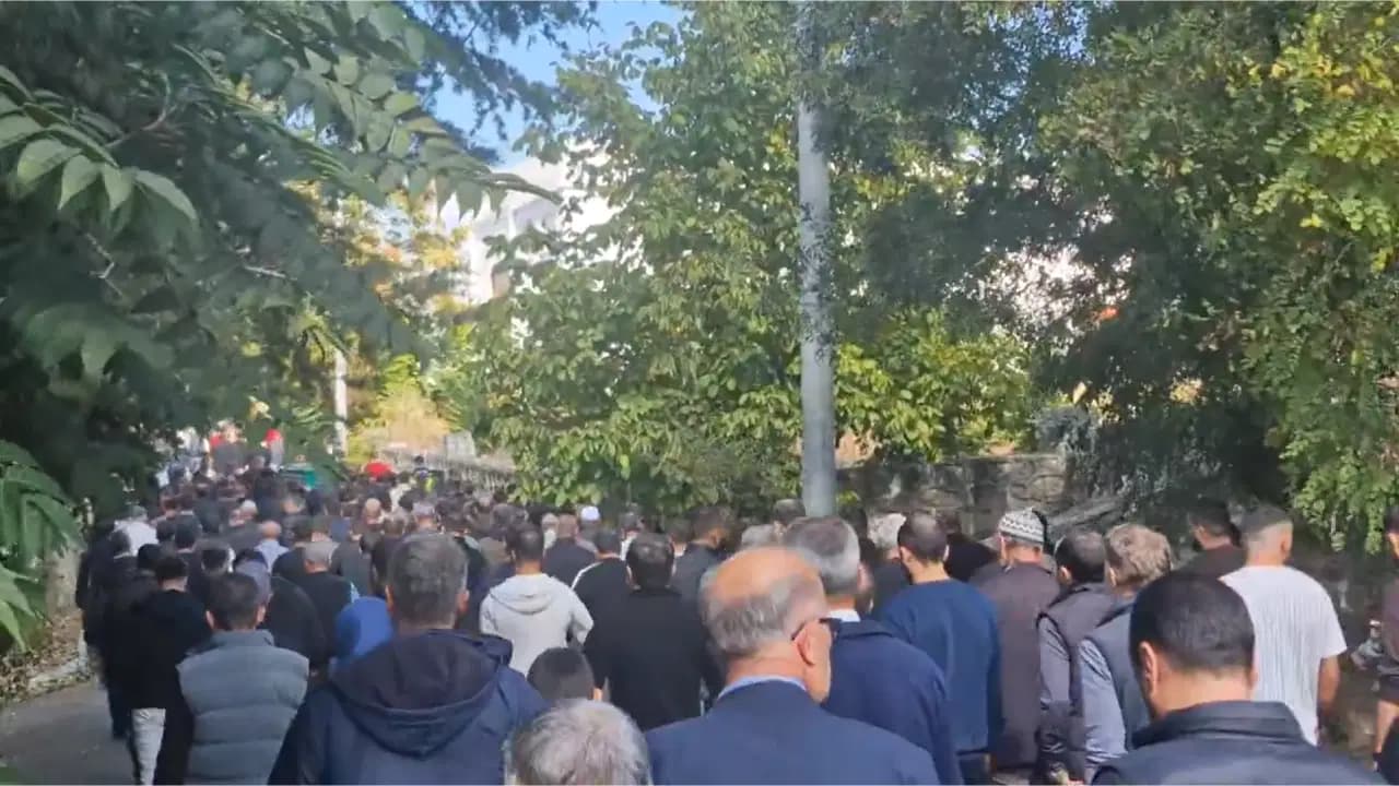 Soma'da 5 işçinin öldüğü maden faciasında acı veda: Yüzlerce kişi mezarlığa yürüyor