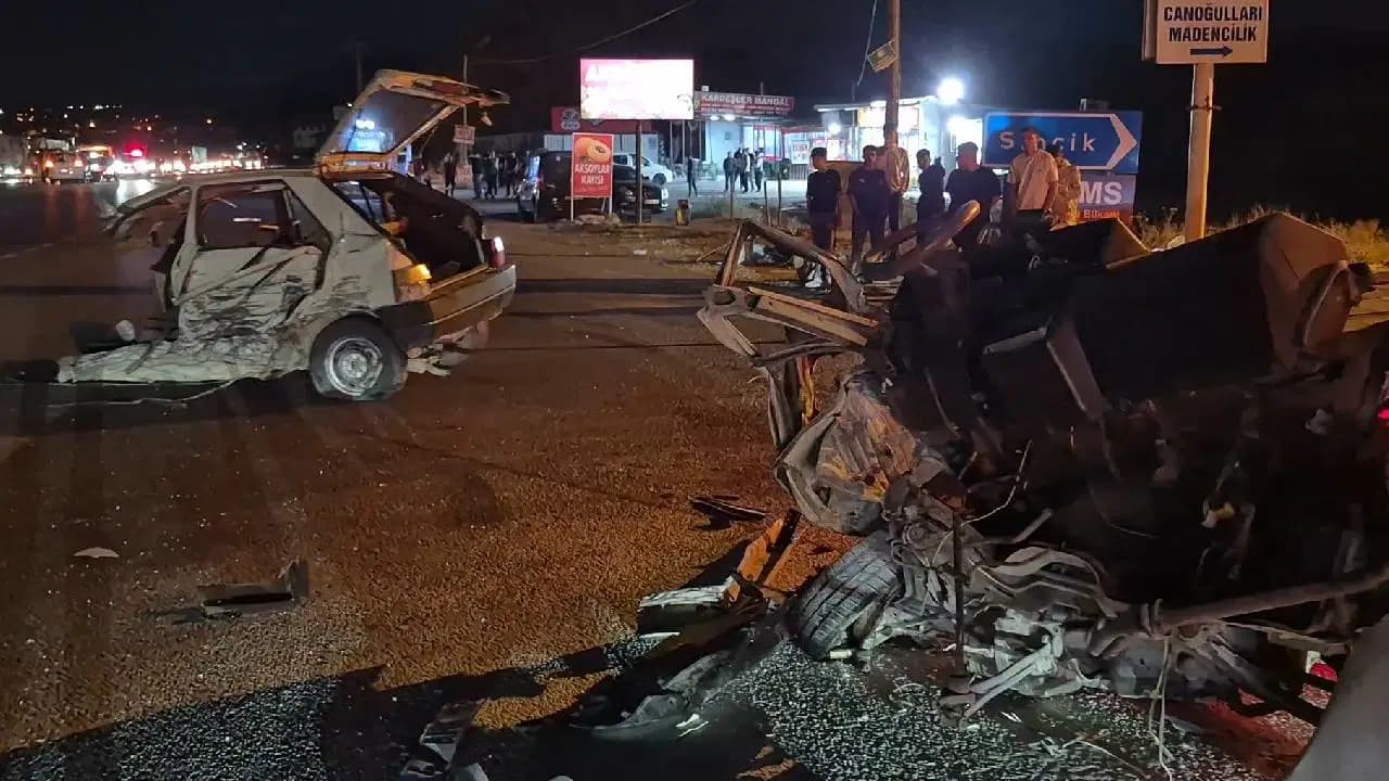 Malatya'da zincirleme kaza... Araç ikiye bölündü, 1'i ağır 4 kişi yaralandı