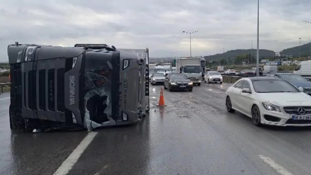 İstanbul'da 'sağanak' etkisi: Kazalar, trafik yoğunluğuna neden oldu