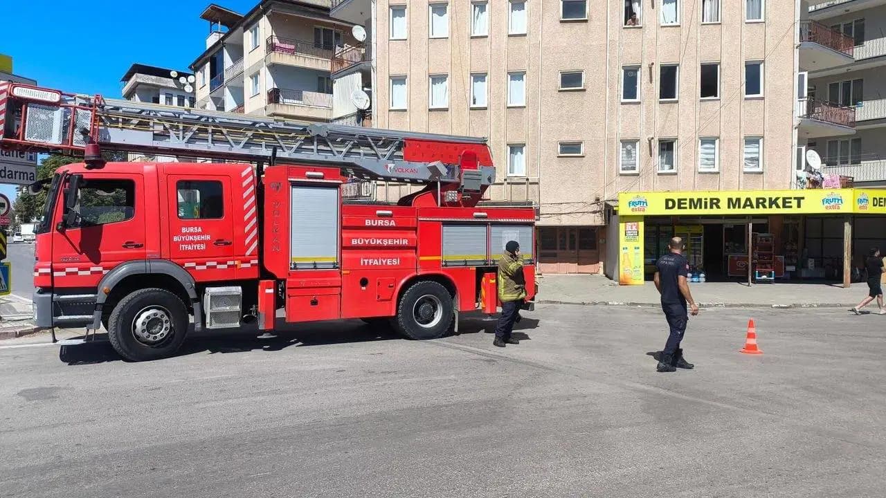 Bursa’da apartmanı boşalttıran doğalgaz paniği: Sızıntı caddeye yayıldı