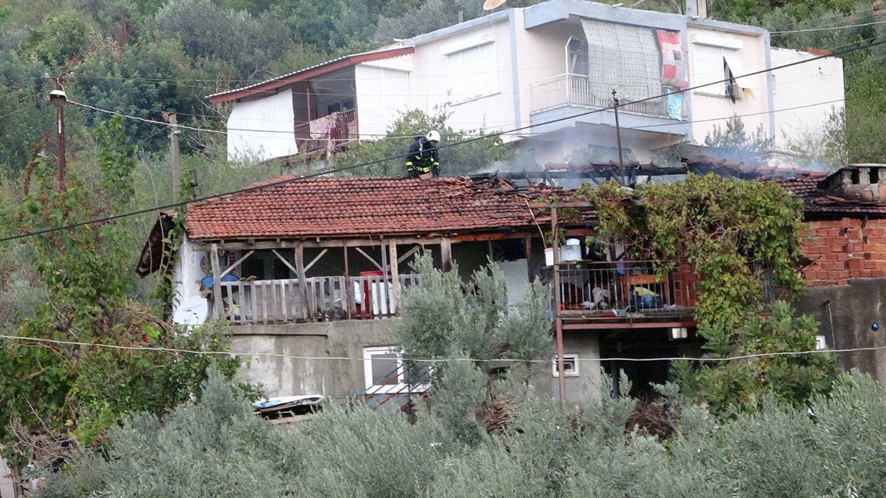 Antalya'da benzinle soba yakmak isterken evini yaktı