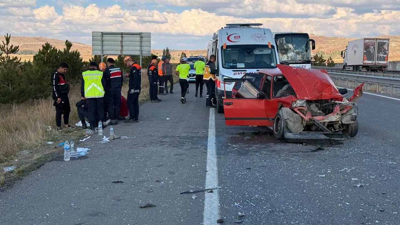 Sivas'ta otomobil TIR'a arkadan çarptı: 2’si çocuk 6 yaralı