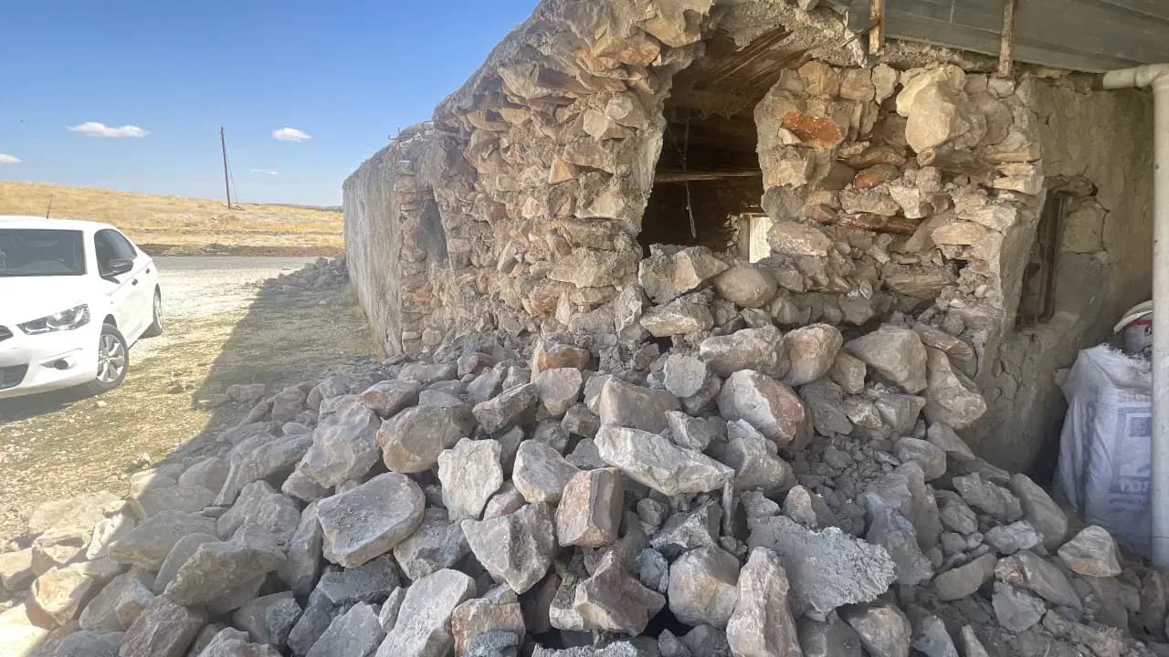 Şanlıurfa’daki 5,4’lük depremde evler hasar gördü: Duvarlarda çökmeler oluştu