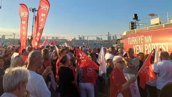 Özgür Özel çağrı yapmıştı... Yurttaşlar iradelerine sahip çıkmak için Üsküdar'da!