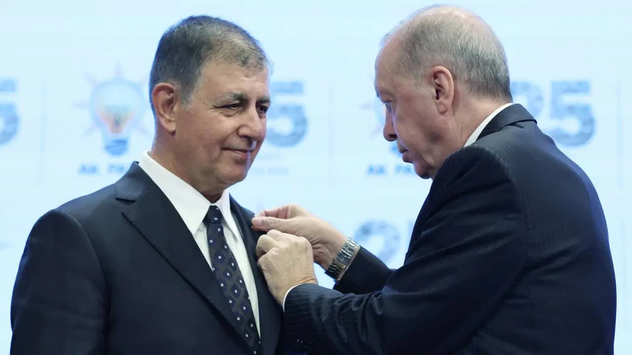 Cemil Tugay AKP rozetini taktı: İlk hamlesi ‘tatil’ oldu