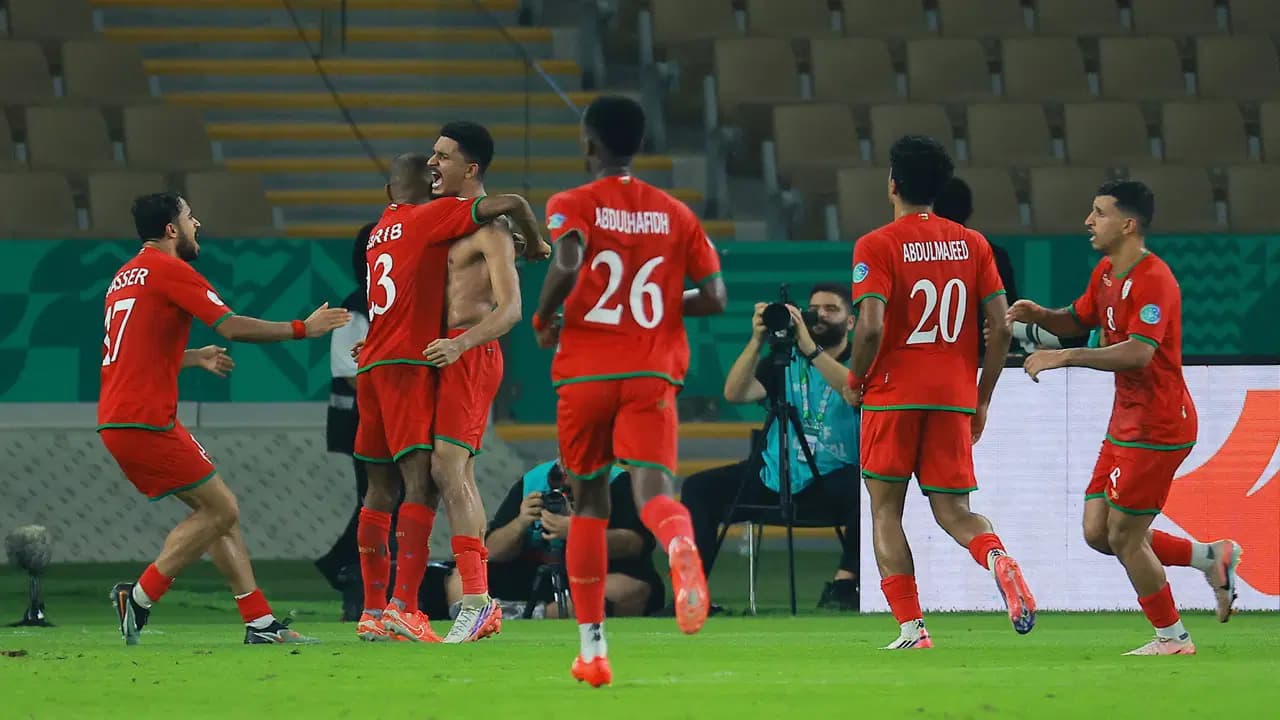 Yeşil sahalarda ilginç olay: Gol sevincince formasını çıkardı, tur atlayanı kura belirledi
