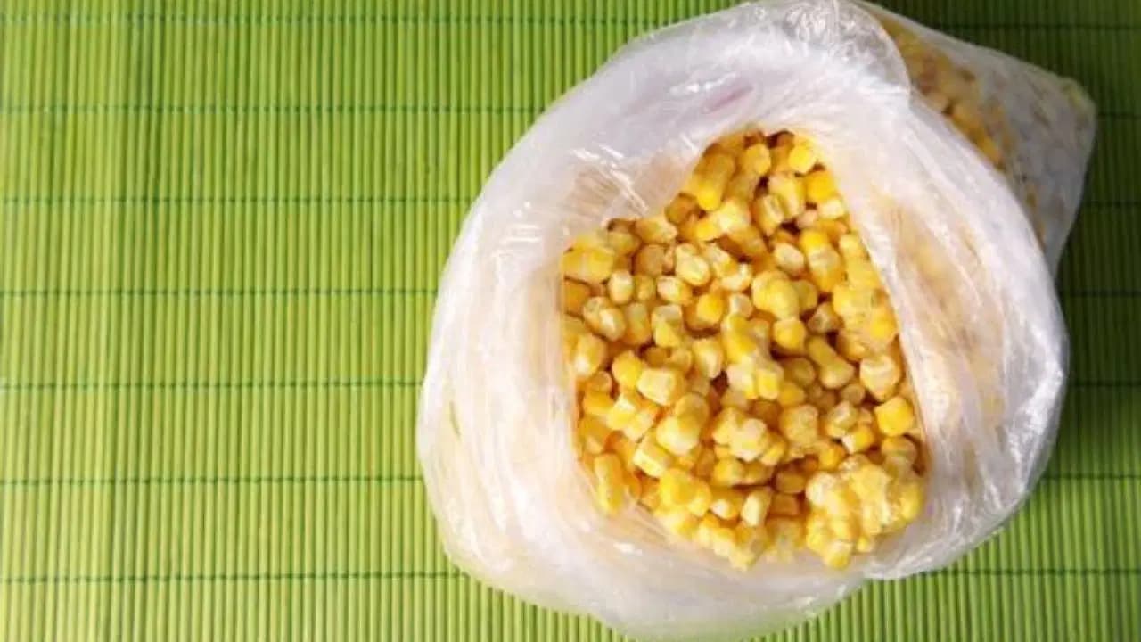 ​Konserve mısırlara boşa para vermeyin: Süt mısırı taneleriyle kışlık dondurucuya atma yöntemi