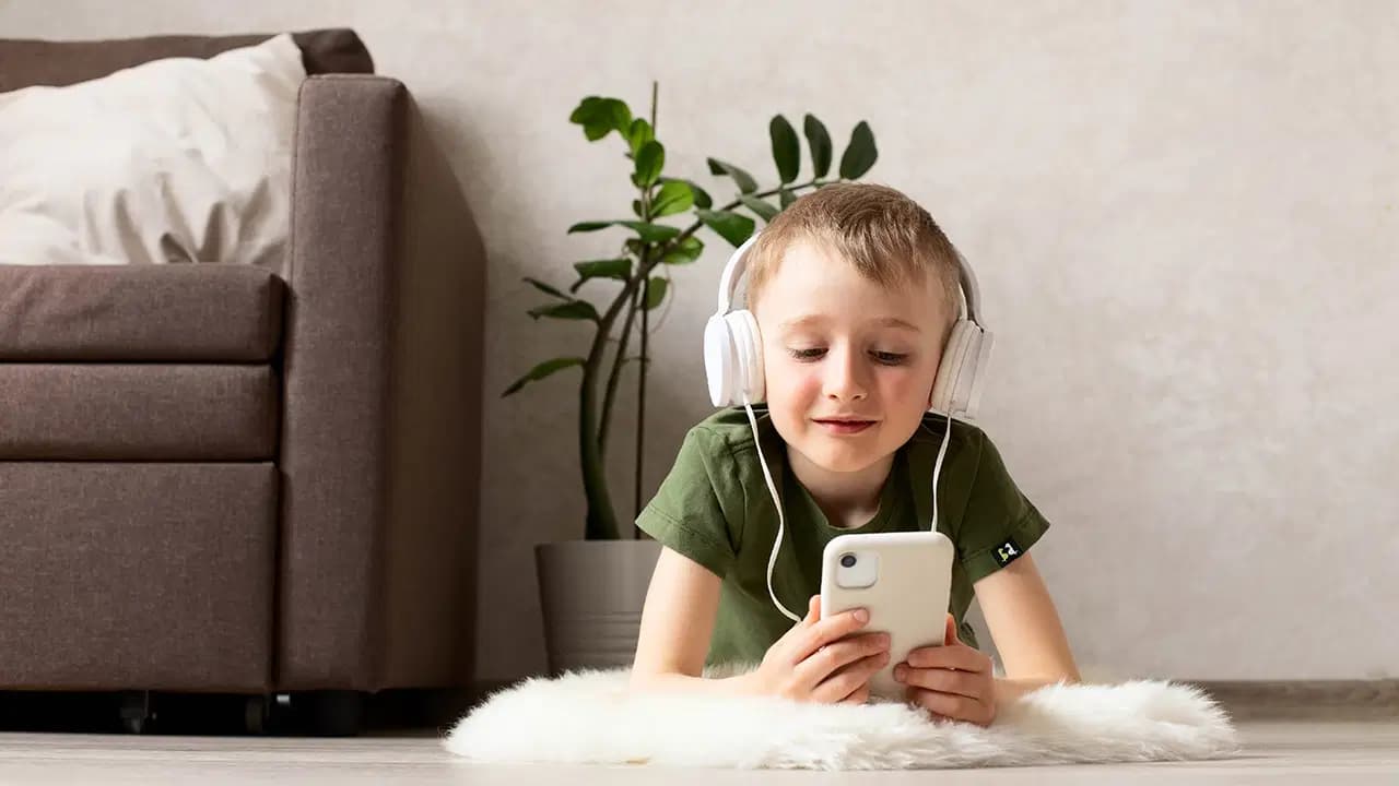 Erken yaşta ekrana maruz kalmanın gizli tehlikesi: 12 yaşında akıllı telefon sahibi olmak tıkınırcasına yemeyi tetikliyor
