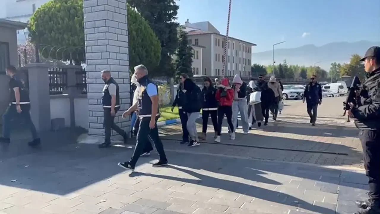 Masaj salonlarına fuhuş operasyonu: 5 tutuklama