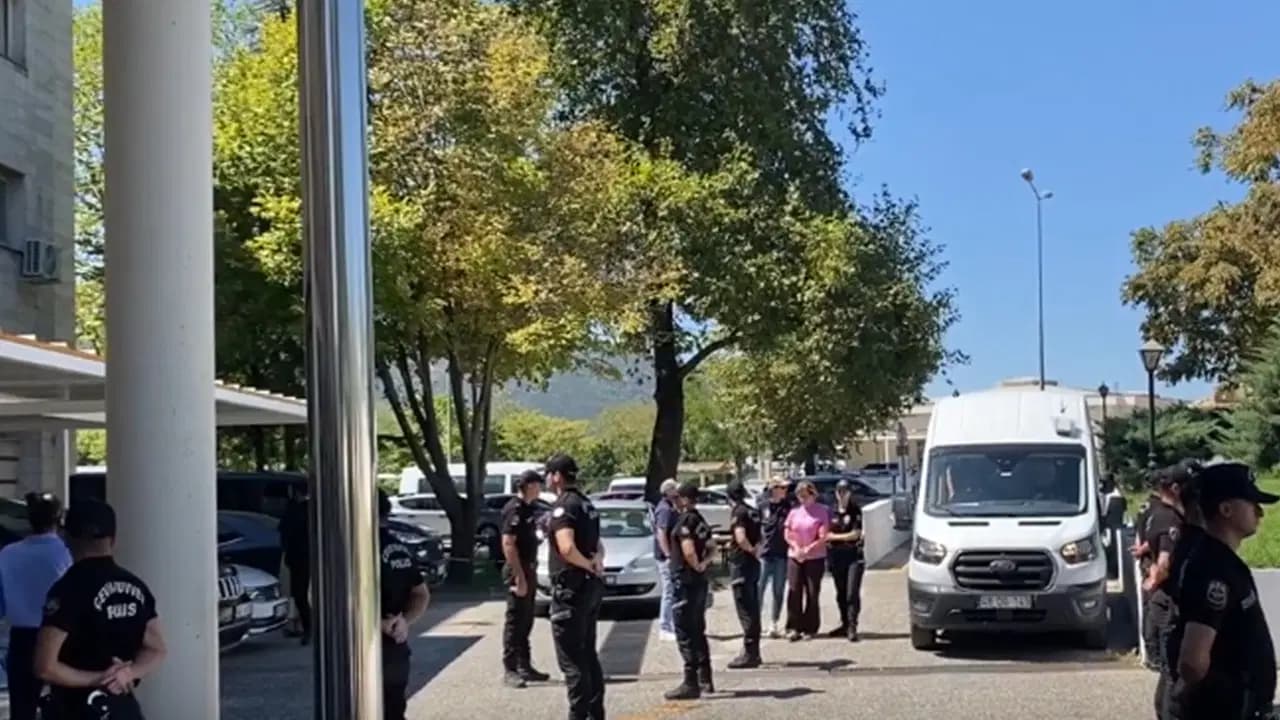 FETÖ'nün suikast timindeki eski yüzbaşıya destek sağladıkları belirlenen 10 şüpheli serbest bırakıldı
