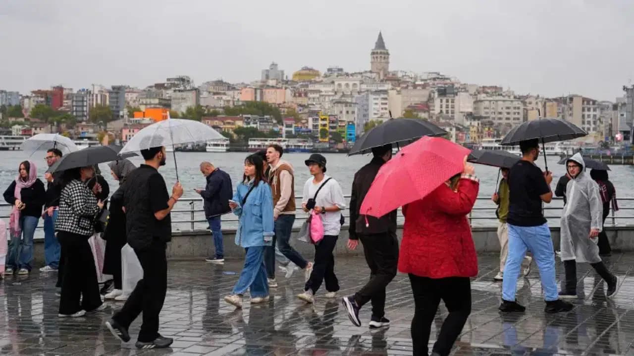 AKOM tarih vererek duyurdu: İstanbul için kuvvetli yağış ve fırtına uyarısı