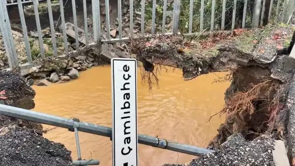 Beykoz’da sağanak sonrası köprünün yan duvarları çöktü: Yol trafiğe kapatıldı
