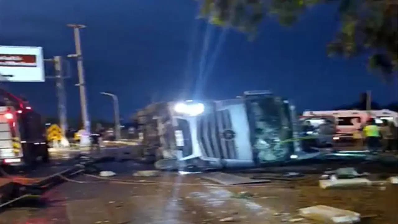 Antalya'da facia: Durağa devrilen TIR'ın altında kalarak can verdiler