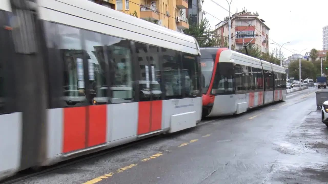 Güngören'de tramvay, minibüse çarptı: Yaralılar var