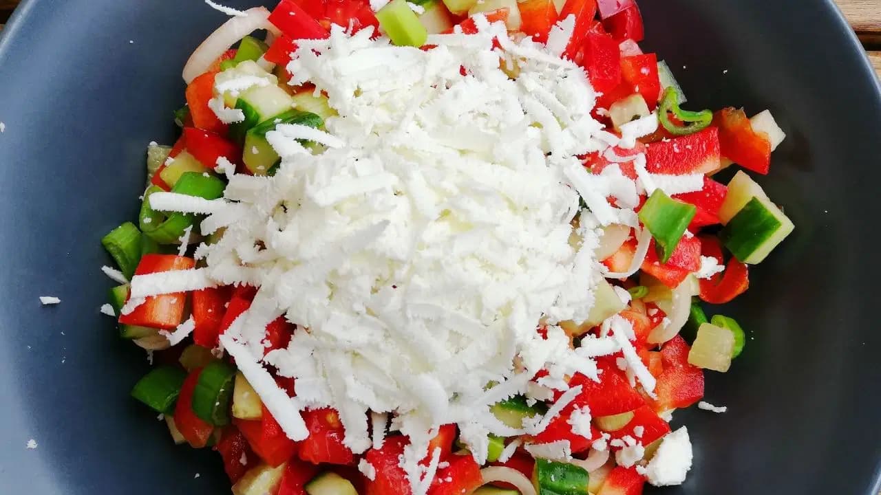 Balkan mutfağından sofralara! Pratik şopska salatası tarifi