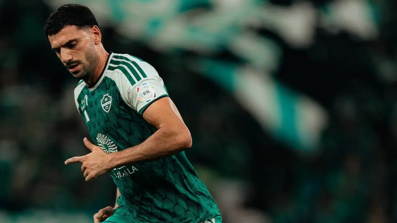 Rakip soyunma odasına gitti: Merih Demiral'dan kendisiyle ilgili yapılan paylaşıma sert tepki