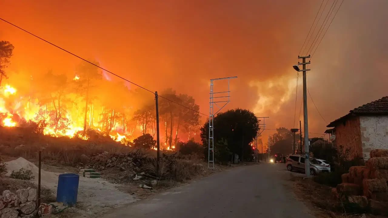 Antalya'da orman yangını! Çok sayıda ev tahliye edildi, 1 ev tamamen yandı